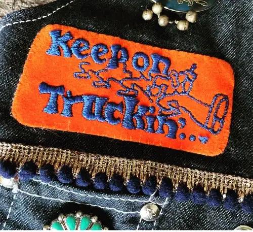 KEEP ON TRUCKIN Patch ROBERT CRUMB 1970s VINTAGE DIECUT Auto NOS Relic has been safely stored away for decades and is measuring approx 4 x 2 inches