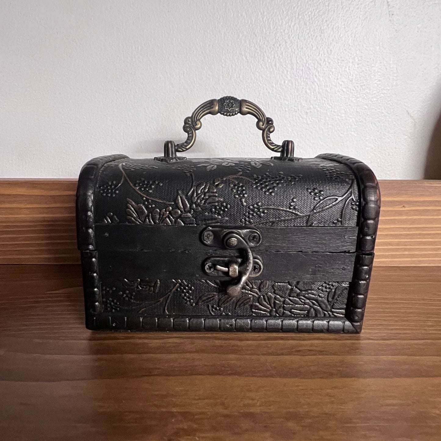 Wooden Trunk Chest Latch Closure Hinged Top Antique Style Ornate EXC